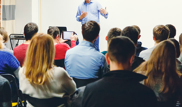 Síndico em reunião de condomínio